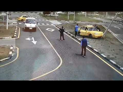 운전면허 기능시험중 여성 운전자의 대참사 대형사고 운전면허 시험중 사고 브레이크 제동 미숙으로 발생한 정말 블록버스터 대형사고 영상입니다. "운전자는 운전면허  중도포기"